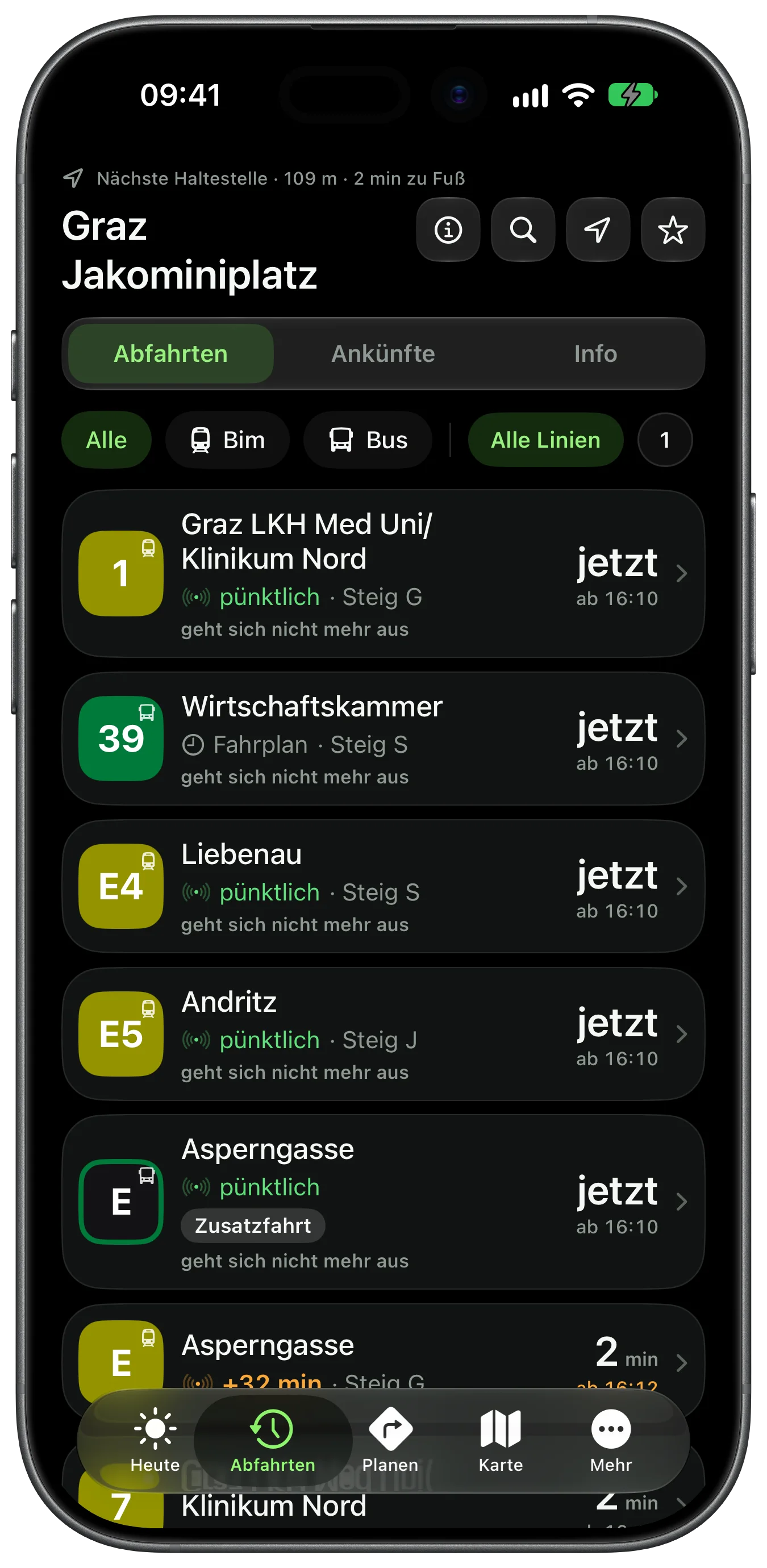 Departures at Graz Jakominiplatz: tram 1, bus 39, E4, E5 and line E with platform and the live sign on time; the next ones say you won't make it in time.